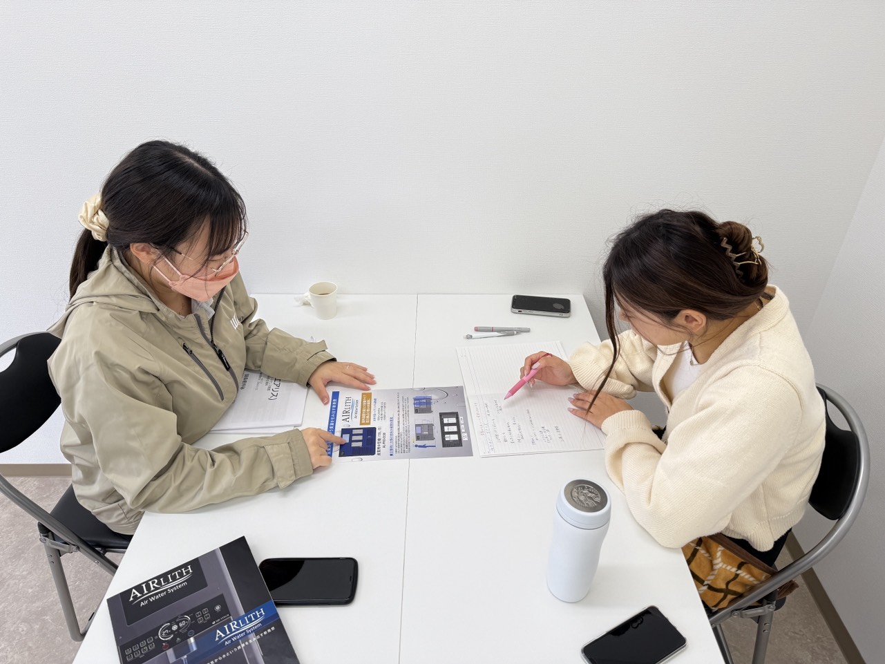 先輩社員による指導風景