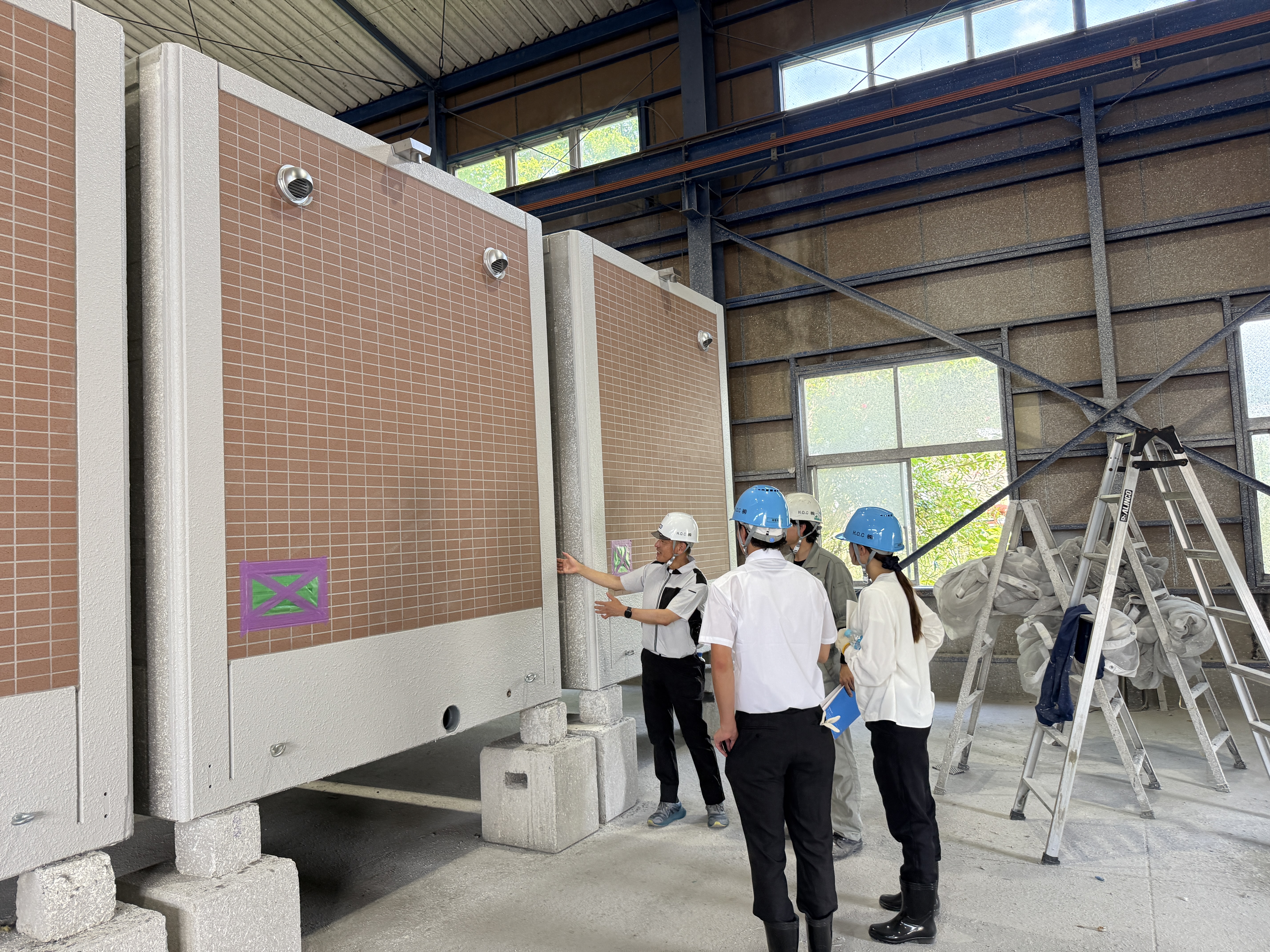 JIS認定工場での高品質生産の様子とH.O.Cユニットトイレの耐久性を示す画像
